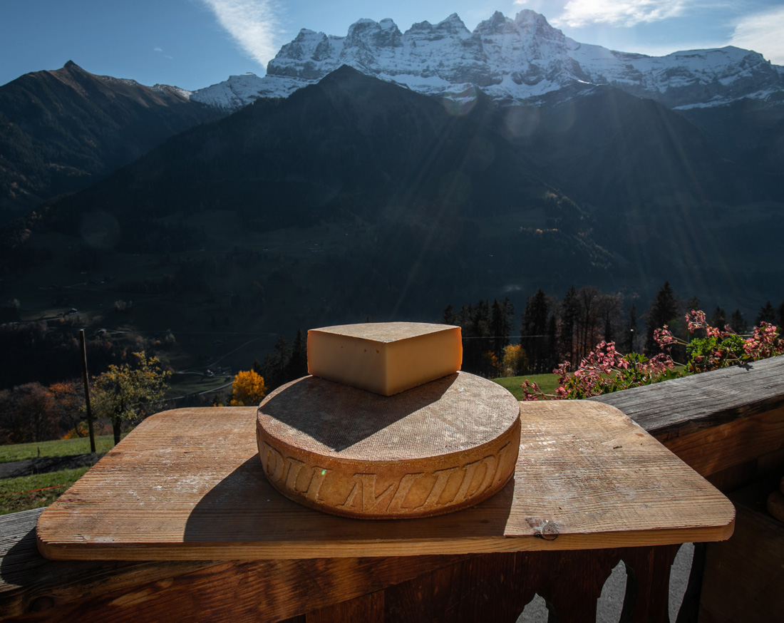 Fromage à raclette du Valais du Chablais produit par Laurant Ecoeur à la ferme des Lisats avec les Dents du Midi